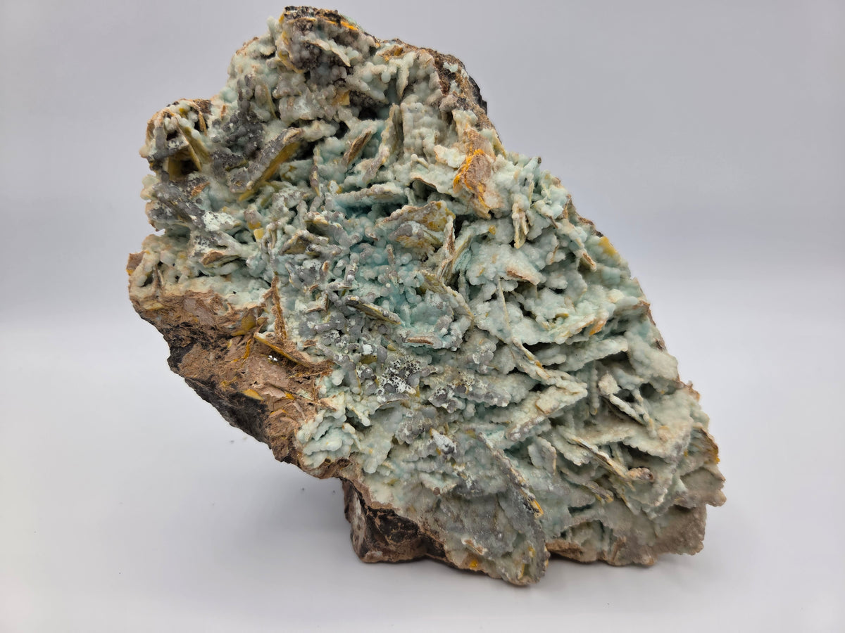 Hemimorphite on Wulfenite